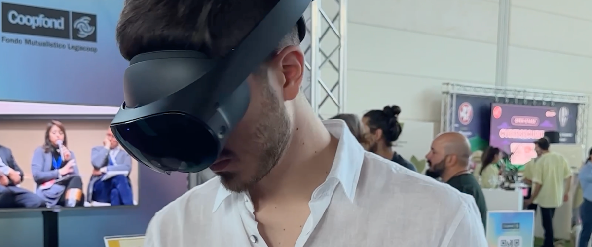 Un ragazzo prova un visore di realtà virtuale nello stand di Coopfond al Web Marketing Festival nel 2023